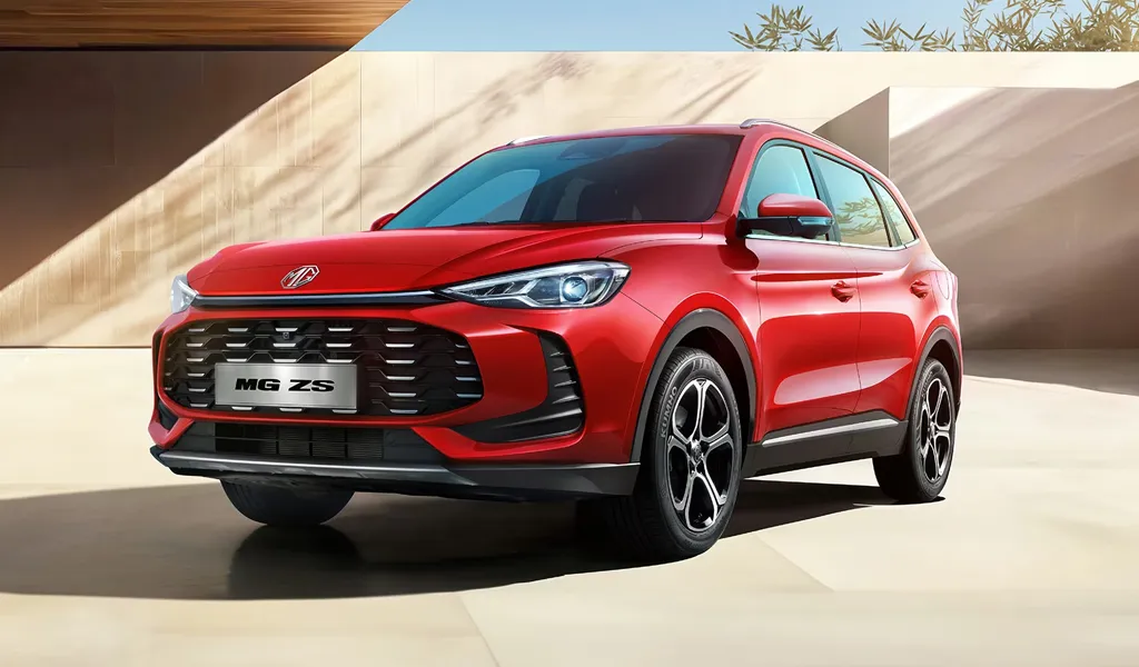 Nuova MG ZS parcheggiata in un cortile