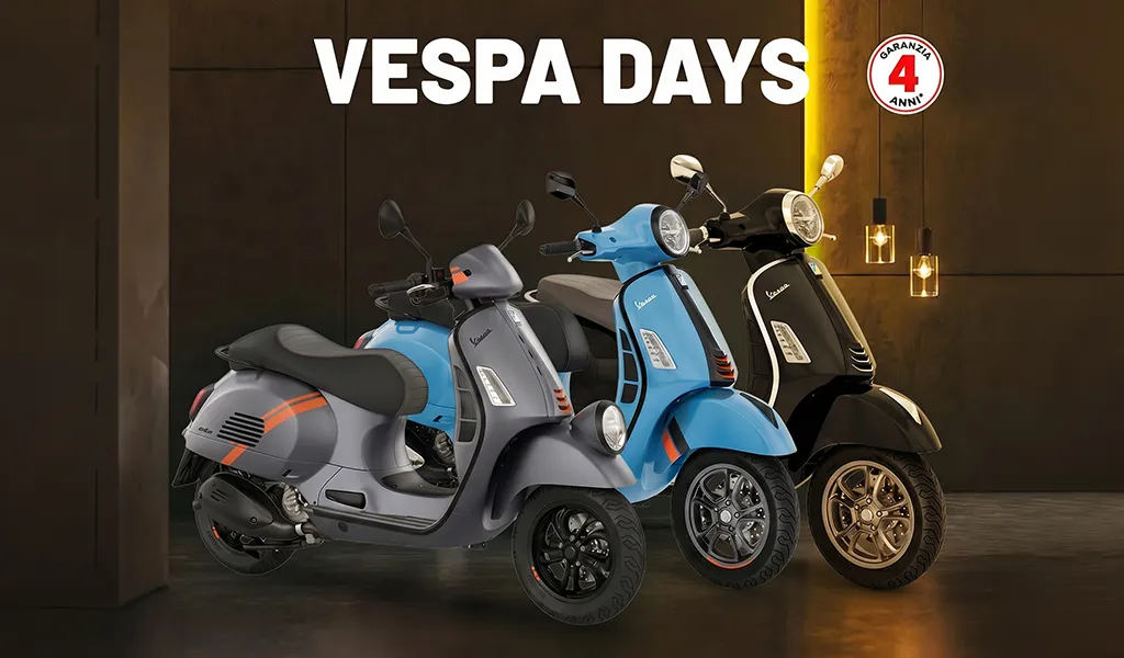 vespa grigia blu e nera con sfondo marrone scuro